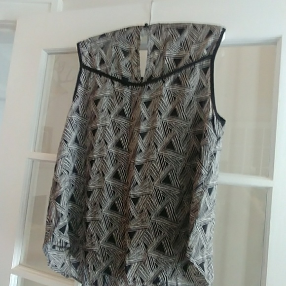 Sleeveless top by Hazel - Picture 2 of 3